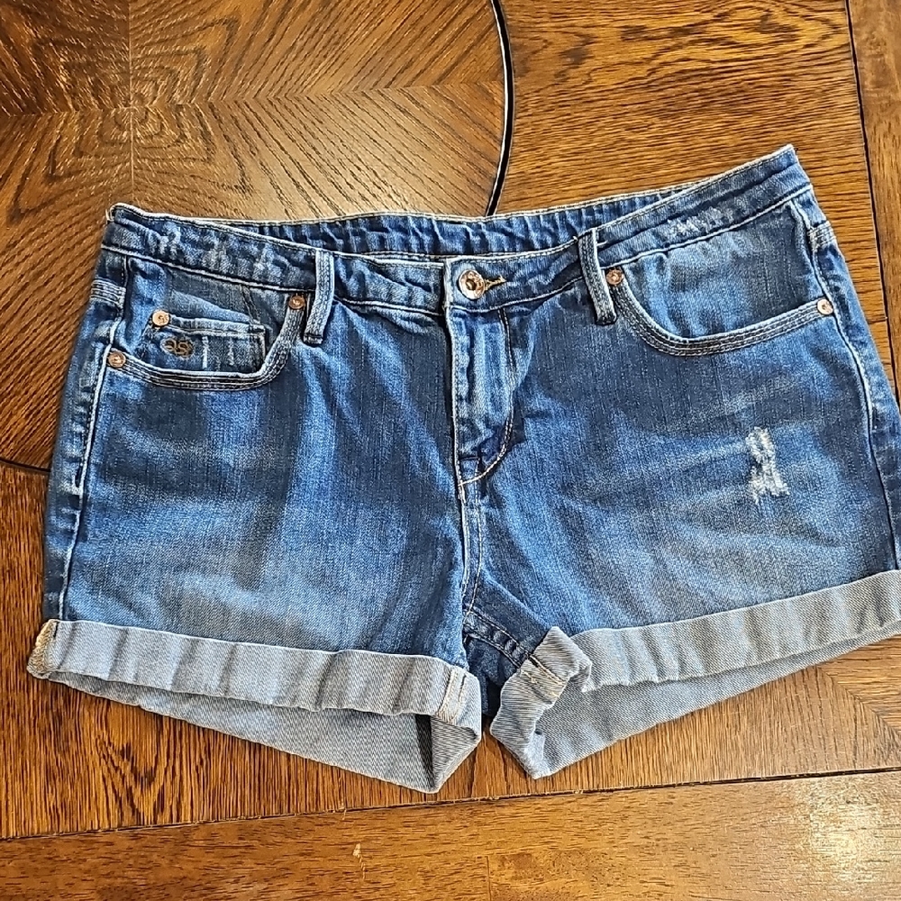 QSD Medium Wash Mid Rise Relaxed Shorts Size 7/28